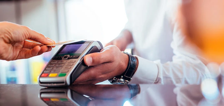 hombre paga con tarjeta de credito