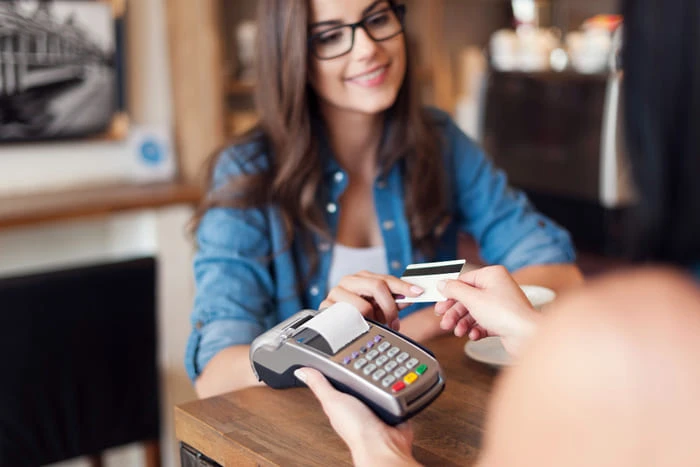 ¿Qué es una tarjeta de débito y cómo funciona?