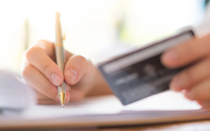 persona sosteniendo tarjeta de crédito