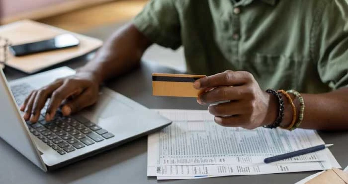 persona con tarjeta de credito utilizando el codigo cvv