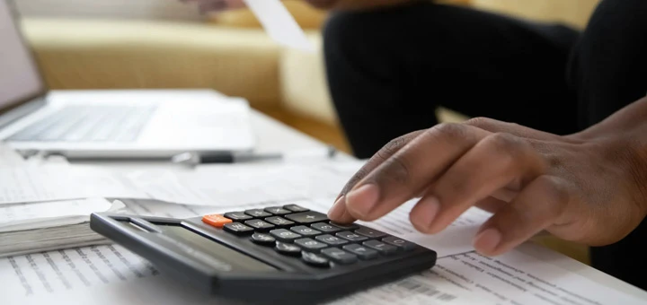 persona usando calculadora
