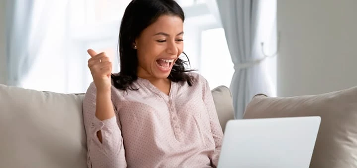 mujer pidiendo prestamo online